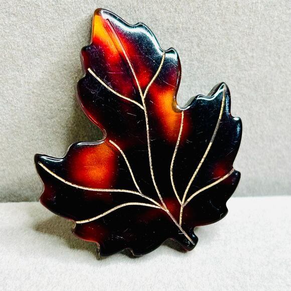 Vintage Resin Maple Leaf Pendant - Picture 2 of 5